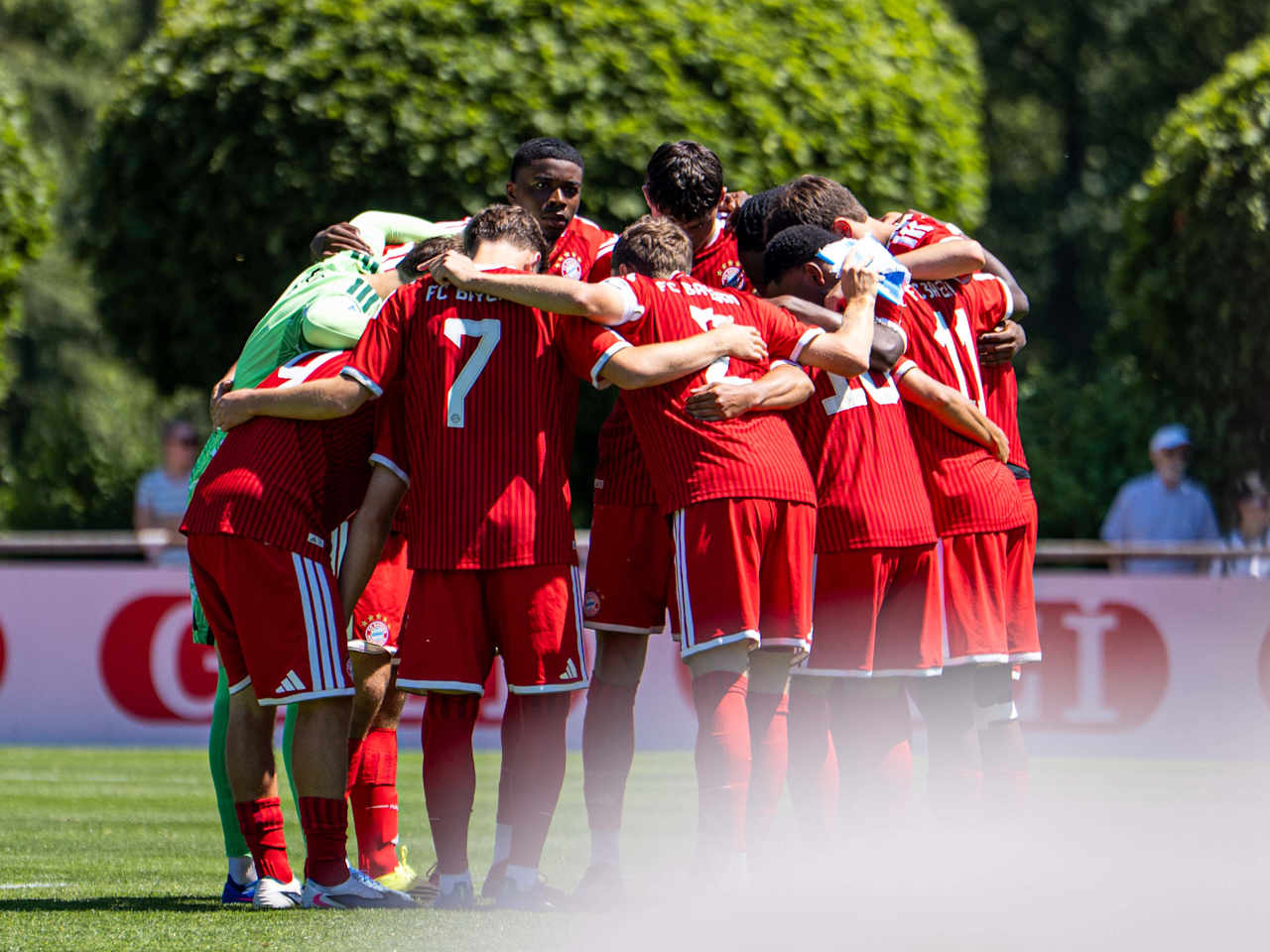 Die FC Bayern Amateure machen einen Mannschaftskreis vor dem Spiel.