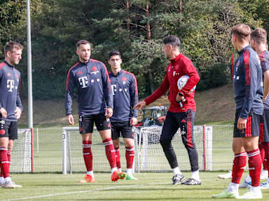 Die FC Bayern Amateure vor dem Spiel gegen Rain/Lech.