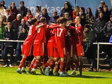 Die U17 des FC Bayern bejubelte ihren Derbysieg beim TSV 1860 München.