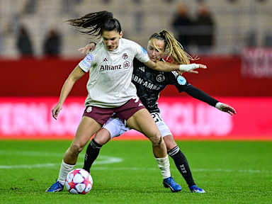 Jovana Damnjanović von den FC Bayern Frauen im Zweikampf