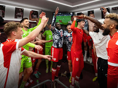 In our recap video, we take you behind the scenes of FC Bayern's Champions League home match against Arsenal: from the warm-up  o the dressing room party – hit play!