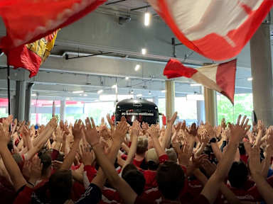 En nuestro vídeo "Entre bastidores", te llevamos al partido de ida de semifinales del FC Bayern contra el Real Madrid en la Liga de Campeones: desde el extraordinario apoyo de la afición del Bayern hasta el espectacular duelo con cuatro goles