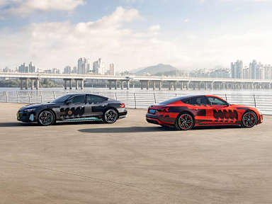 Audi e-tron FC Bayern Concept Fahrzeug vor der Skyline Seouls