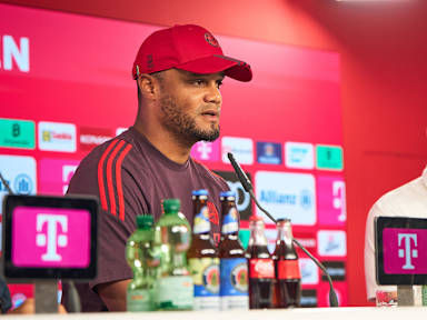 Vincent Kompany y Max Eberl en la rueda de prensa previa al choque copero contra el Ulm