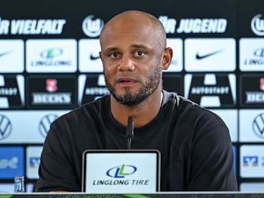 Vincent Kompany auf der Pressekonferenz nach dem Bundesliga-Spiel des FC Bayern beim VfL Wolfsburg