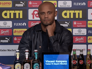 Vincent Kompany auf der Pressekonferenz nach dem Bundesliga-Spiel des FC Bayern bei Holstein Kiel