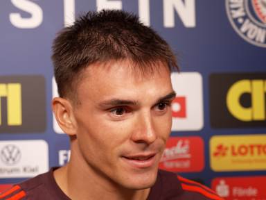 FC Bayern-Spieler äußert sich im Interview nach dem Spiel bei Holstein Kiel.
