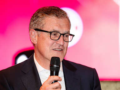 Jan-Christian Dreesen hält Rede nach FC Bayern-Spiel bei Aston Villa