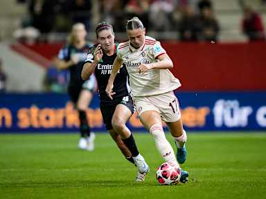 Klara Bühl, Zweikampf, im Heimspiel der FC Bayern Frauen gegen den FC Arsenal