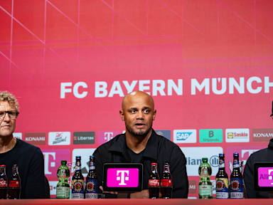 Vincent Kompany auf der Pressekonferenz nach dem Bundesliga-Spiel des FC Bayern gegen den VfB Stuttgart