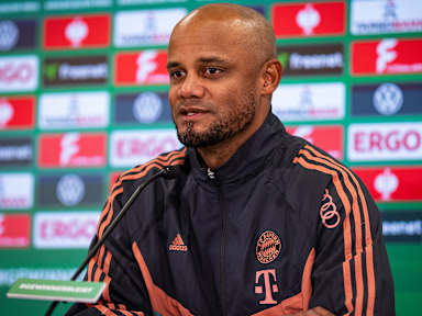 Vincent Kompany spricht auf der Pressekonferenz nach dem DFB-Pokalspiel des FC Bayern beim 1. FSV Mainz 05.