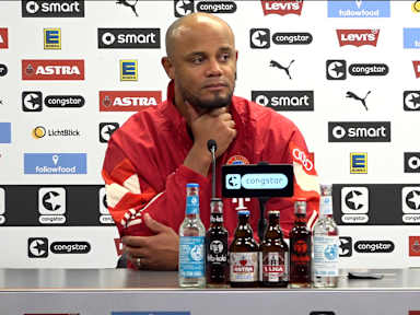 Vincent Kompany auf der Pressekonferenz nach dem Bundesliga-Spiel des FC Bayern beim FC St. Pauli