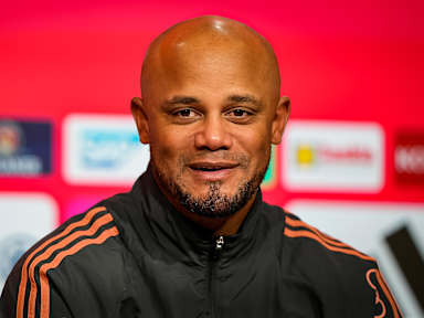 Vincent Kompany auf der Pressekonferenz nach dem Bundesliga-Spiel des FC Bayern gegen den FC Augsburg