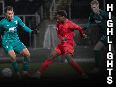Noel Aseko Nkili, Zweikampf im Spiel der FC Bayern Amateure beim FC Augsburg II