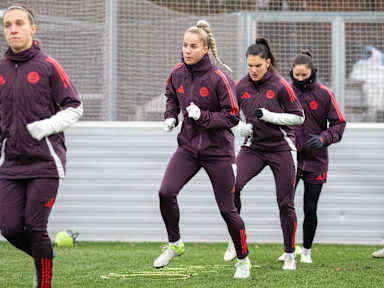 Giulia Gwinn warming up during an FC Bayern Women training session.