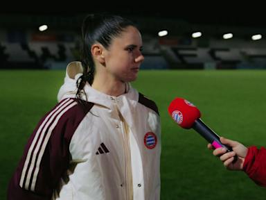 Sarah Zadrazil nach dem Auswärtsspiel der FC Bayern Frauen beim FC Arsenal