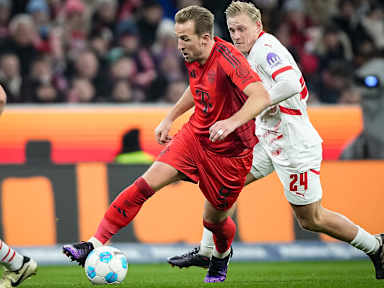 Harry Kane im Zweikampf mit Xaver Schlager im Bundesliga-Spiel FC Bayern gegen RB Leipzig