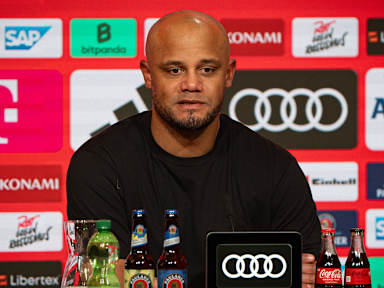 Vincent Kompany auf der Pressekonferenz nach dem Bundesliga-Spiel des FC Bayern gegen Wolfsburg