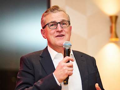 Jan-Christian Dreesen hält auf dem Bankett des FC Bayern in Rotterdam eine Ansprache.