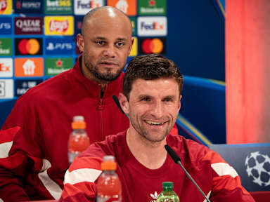 Rueda de prensa previa al partido FC Bayern - ŠK Slovan Bratislava con Thomas Müller y Vincent Kompany