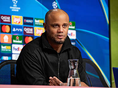 Vincent Kompany auf der Pressekonferenz nach dem Spiel gegen ŠK Slovan Bratislava