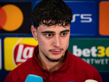 Aleksandar Pavlovic im Interview nach dem Champions League-Spiel FC Bayern gegen Bratislava