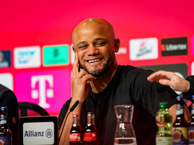 Vincent Kompany auf der Pressekonferenz nach dem Bundesliga-Spiel des FC Bayern gegen Bremem