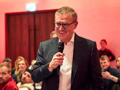 Jan-Christian Dreesen hält auf dem Bankett des FC Bayern in Glasgow eine Ansprache.