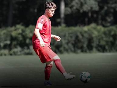 Tim Binder von der FCB-U19 am Ball.
