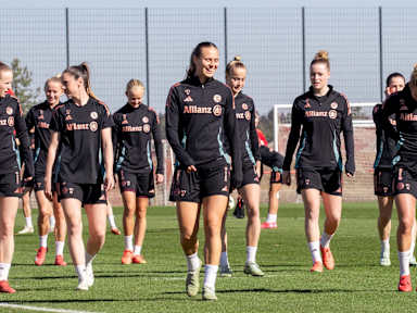 Die Mannschaft der FC Bayern Frauen im Training.