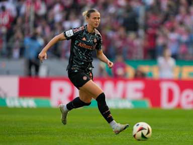 Klara Bühl läuft in der Partie gegen den 1. FC Köln mit dem Ball am Fuß über das Spielfeld.