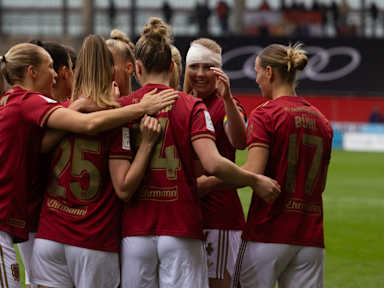 Jubeltraube der FC Bayern Frauen nach einem Tor im Spiel gegen Wolfsburg.