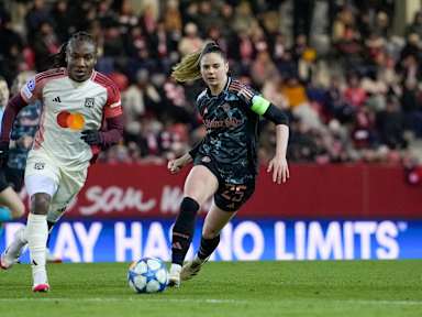 Sarah Zadrazil im Heimspiel gegen Olympique Lyon am Ball.