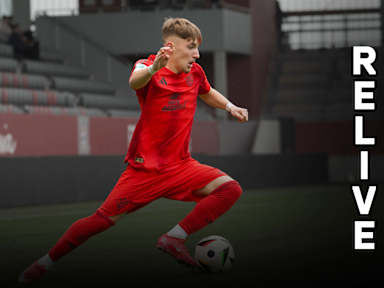 Lennart Karl von der FCB-U19 am Ball.