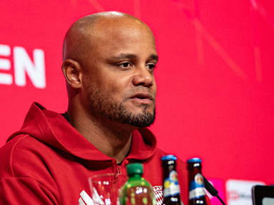 Vincent Kompany auf der Pressekonferenz nach dem Bundesliga-Spiel des FC Bayern gegen den FC St. Pauli