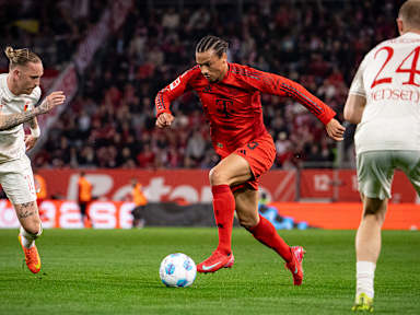 Szene aus dem Spiel zwischen dem FC Augsburg und dem FC Bayern