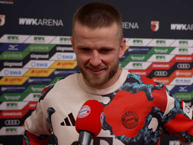 Eric Dier spricht im Interview nach dem Bundesliga-Spiel des FC Bayern beim FC Augsburg