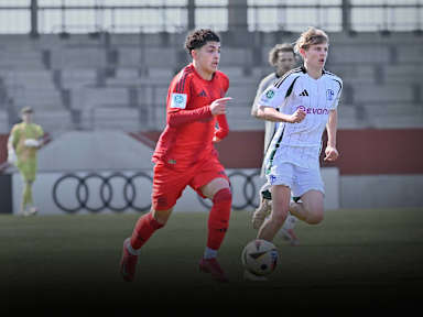 Spielszene aus dem Duell FC Bayern U19 gegen FC Schalke 04 U19
