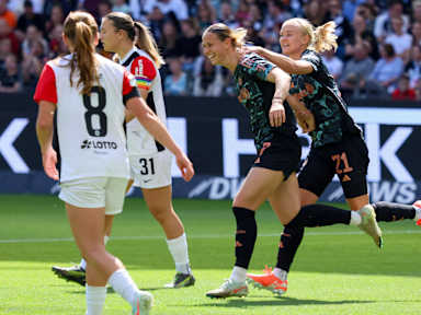 Klara Bühl und Pernille Harder laufen in der Partie gegen Eintracht Frankfurt jubelnd über den Platz.
