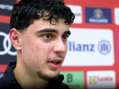 Aleksandar Pavlovic spricht im Interview nach dem Bundesliga-Spiel des FC Bayern gegen Borussia Dortmund