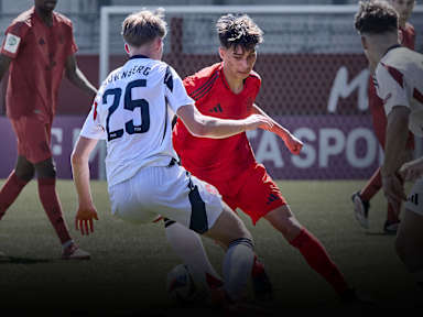 FC Bayern U17 gegen den 1. FC Nürnberg im Zweikampf.