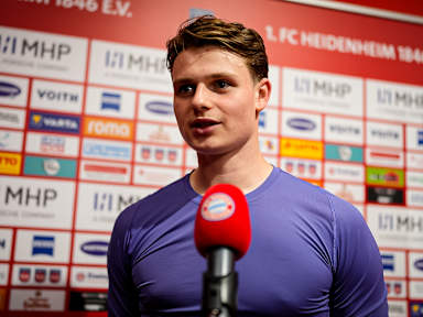 Jonas Urbig spricht im Interview nach dem Bundesliga-Spiel des FC Bayern beim 1. FC Heidenheim