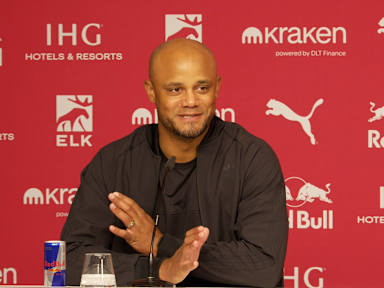 Vincent Kompany auf der Pressekonferenz nach dem Bundesliga-Spiel des FC Bayern bei RB Leipzig