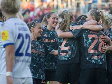 Gruppenjubel der FC Bayern Frauen aus dem Spiel gegen Carl Zeiss Jena