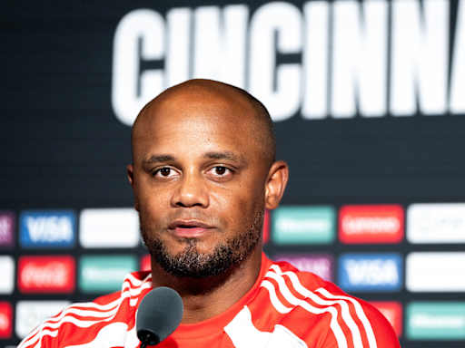 Vincent Kompany auf der Pressekonferenz des FC Bayern