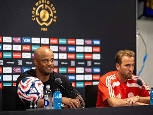 Vincent Kompany auf der Pressekonferenz nach dem Klub-WM-Spiel des FC Bayern gegen Benfica Lissabon