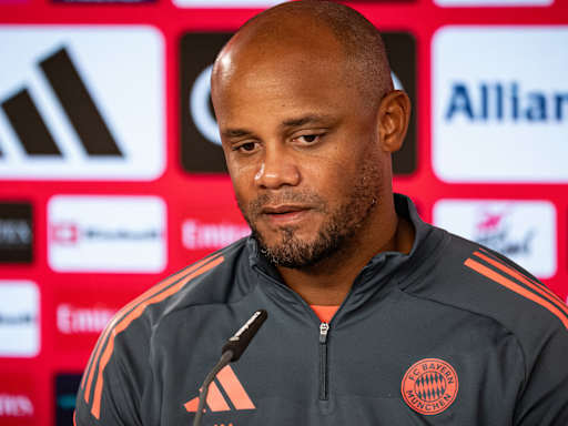 Vincent Kompany spricht im Pressetalk des FC Bayern vor dem Pokalspiel in Wiesbaden