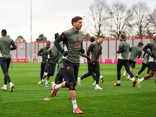 Inside FC Bayern Training: Leon Goretzka running on the training pitch