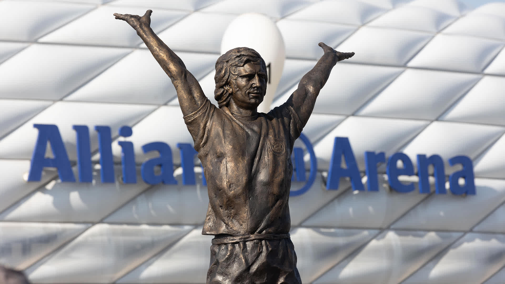 Statue for FC Bayern icon Gerd Müller