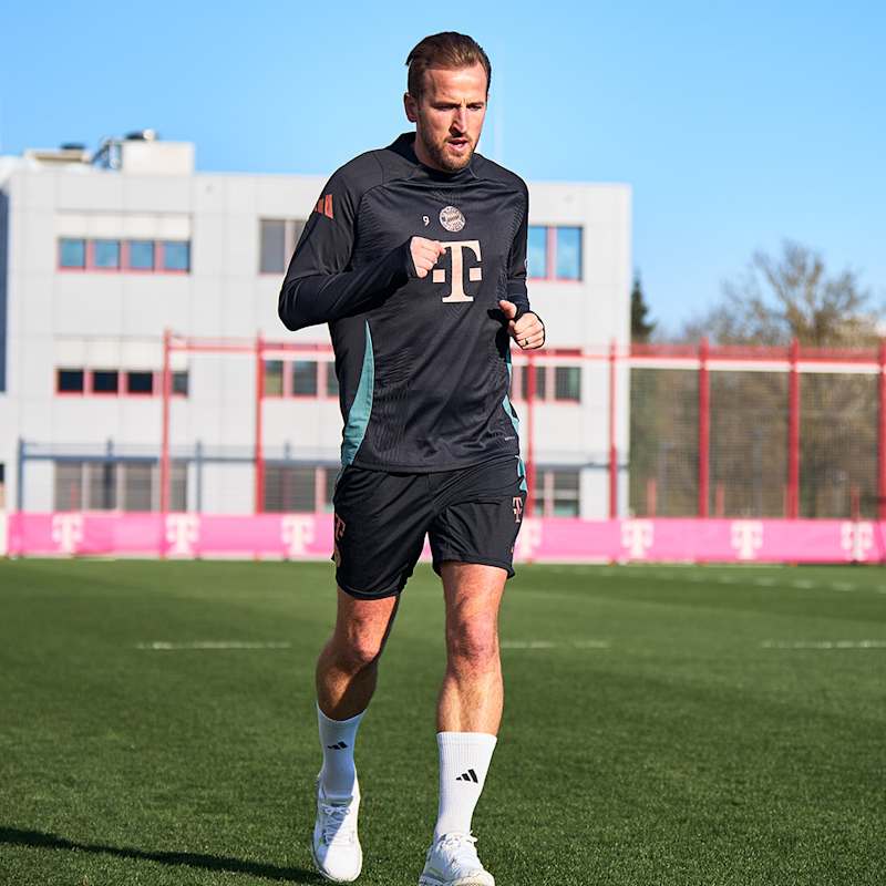 Harry Kane running during a Bayern Munich return-to-training session